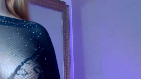 SelenaHanson online show from November 21, 2025, 10:25 am