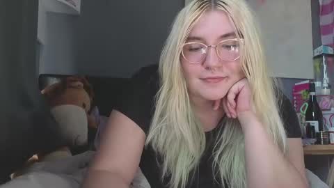 Selene online show from April 7, 2026, 2:28 pm