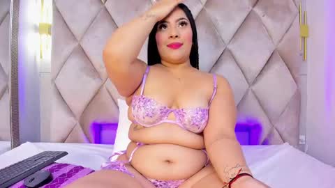 Snapshot of selenefox_ chatting on October 17, 2025, 12:19 pm Selene online show from October 17, 2025, 12:19 pm