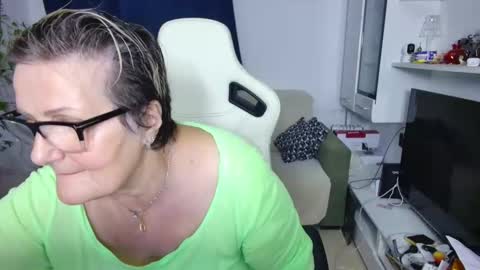 Selenna online show from April 5, 2026, 5:21 pm