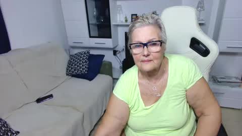 Selenna online show from April 19, 2026, 5:01 pm