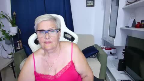 Snapshot of selenna57 chatting on May 10, 2026, 5:40 pm Selenna online show from May 10, 2026, 5:40 pm