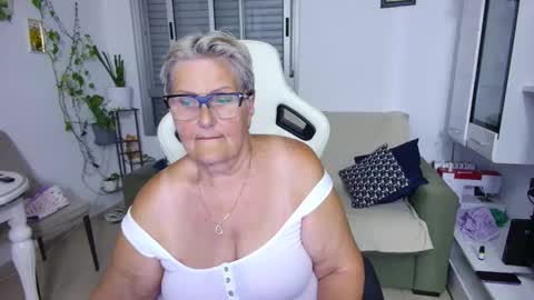 Snapshot of selenna57 chatting on May 23, 2026, 5:17 pm Selenna online show from May 23, 2026, 5:17 pm