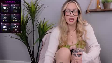 Snapshot of selina_thick chatting on October 24, 2025, 3:14 am Selina Mae online show from October 24, 2025, 3:14 am