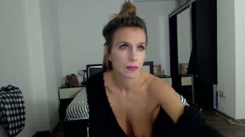 sellena_angels online show from January 27, 2025, 1:52 pm
