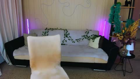 sensitiveheartt online show from November 21, 2025, 9:19 am