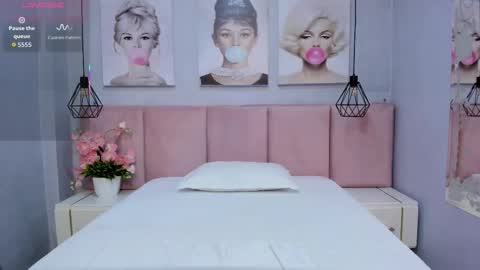 Sophie     online show from December 17, 2025, 12:49 am