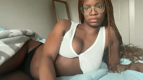 Snapshot of serenitybee chatting on November 19, 2025, 4:40 pm Serenity Bee online show from November 19, 2025, 4:40 pm