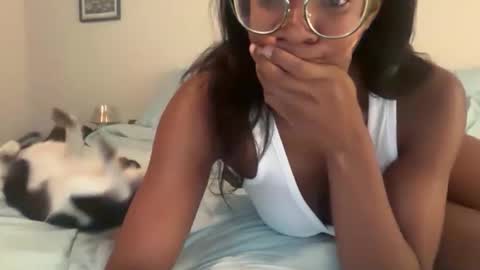 Snapshot of serenitybee chatting on December 16, 2025, 11:10 pm Serenity Bee online show from December 16, 2025, 11:10 pm