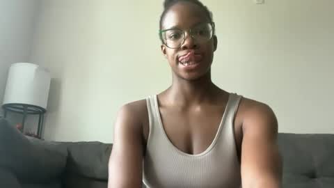 Snapshot of serenitybee chatting on July 1, 2026, 2:18 pm Serenity Bee online show from July 1, 2026, 2:18 pm