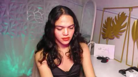 Bella online show from November 14, 2025, 7:01 pm