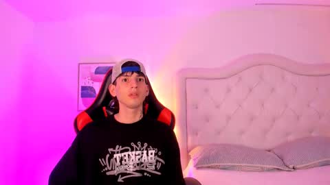 Snapshot of sett_and_gwen chatting on January 19, 2025, 9:11 am sett_and_gwen online show from January 19, 2025, 9:11 am