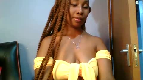 Snapshot of sexie_curvie chatting on February 5, 2025, 11:34 am Maggie online show from February 5, 2025, 11:34 am