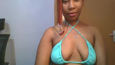 Snapshot of sexie_curvie chatting on February 14, 2025, 12:25 pm Maggie online show from February 14, 2025, 12:25 pm