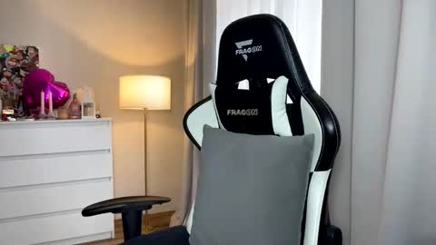 My name is Mia whats yours online show from September 22, 2025, 10:06 am