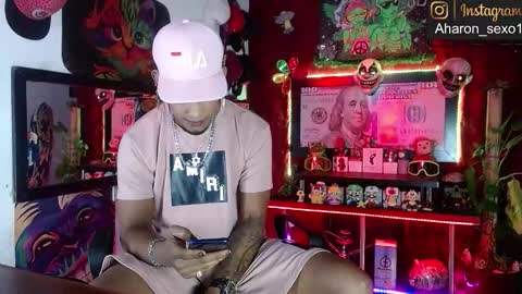 Aharon  ravelo online show from November 30, 2025, 4:05 am