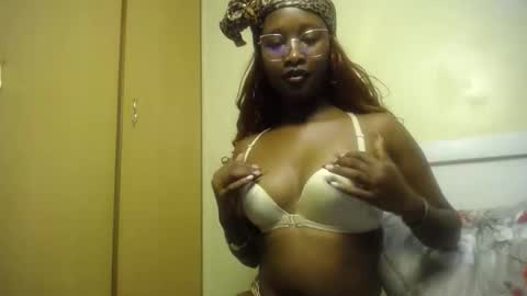 Snapshot of sexy_obsession4 chatting on November 18, 2025, 9:14 am sexy_obsession4 online show from November 18, 2025, 9:14 am