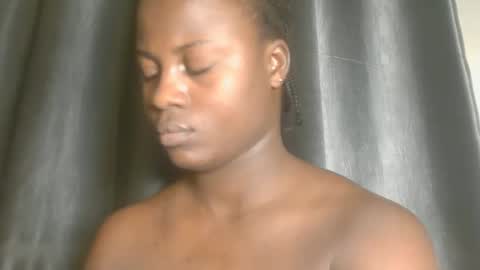 sexy_petitqueen online show from March 18, 2026, 4:04 am