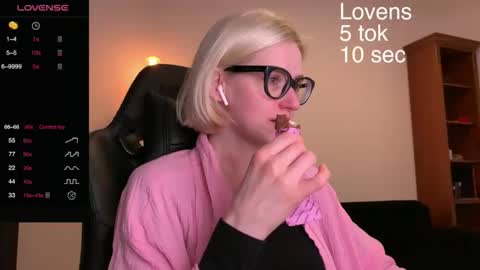 Snapshot of sexy_sweets chatting on October 2, 2025, 8:05 pm Sexy-Sweets online show from October 2, 2025, 8:05 pm