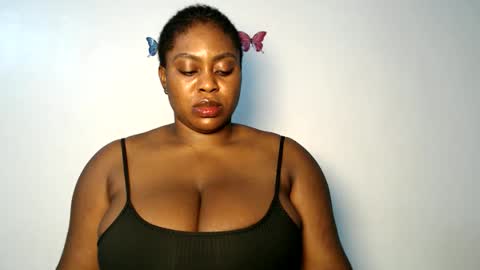 Snapshot of sexy_wetpussyy chatting on November 19, 2025, 10:32 pm Luna online show from November 19, 2025, 10:32 pm