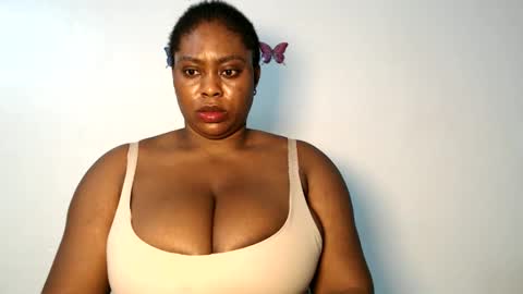 Snapshot of sexy_wetpussyy chatting on December 19, 2025, 10:39 pm Luna online show from December 19, 2025, 10:39 pm