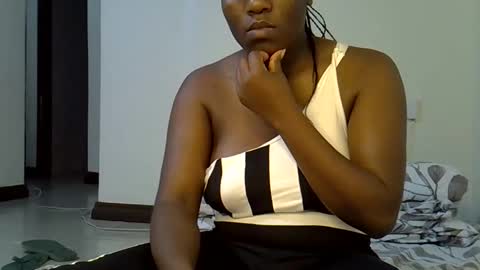 Snapshot of sexy_yello chatting on October 14, 2025, 8:20 pm Bantu girl online show from October 14, 2025, 8:20 pm