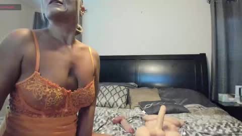Snapshot of sexybeachmom chatting on October 21, 2025, 10:32 pm sexybeachmom online show from October 21, 2025, 10:32 pm