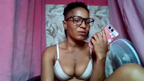 Snapshot of sexydoll32 chatting on July 12, 2026, 12:18 pm sexydoll32 online show from July 12, 2026, 12:18 pm