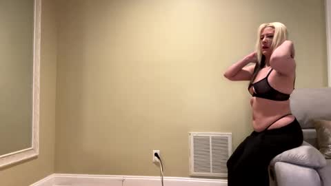 Sexypiglet2728 online show from January 2, 2025, 3:48 am