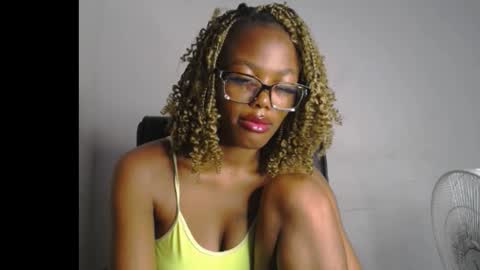 Snapshot of sexyslim_ebony chatting on February 18, 2026, 7:15 am Darkskinned Rae online show from February 18, 2026, 7:15 am