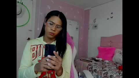 Snapshot of shanny_hill chatting on May 17, 2026, 6:04 pm shanny_hill online show from May 17, 2026, 6:04 pm