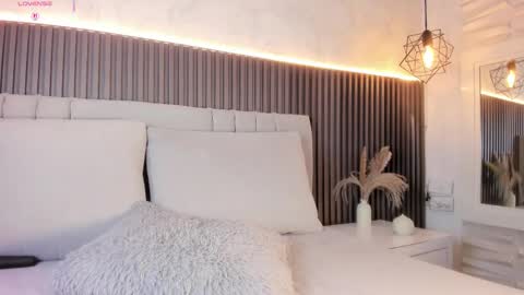 SHANON online show from November 20, 2025, 7:35 pm