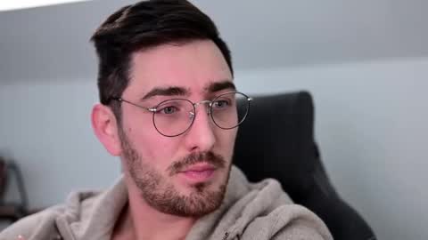 frenchy boy online show from December 4, 2024, 7:23 pm