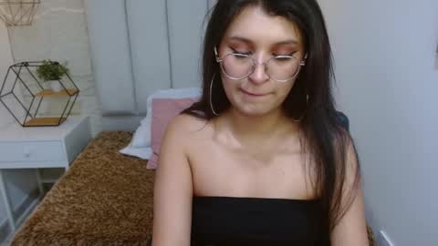 Snapshot of sharllote_ chatting on April 18, 2026, 8:42 pm Sharllote online show from April 18, 2026, 8:42 pm