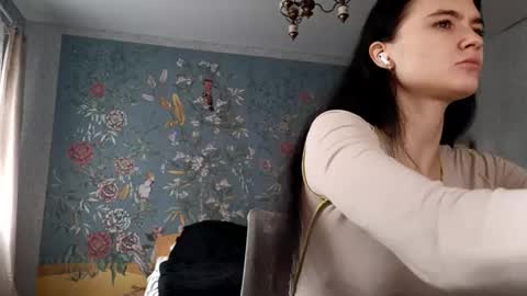 Mila online show from November 5, 2025, 9:20 am