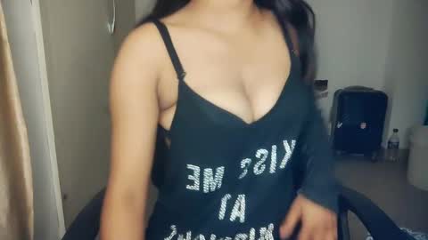 shreya_0 online show from October 5, 2025, 2:26 pm