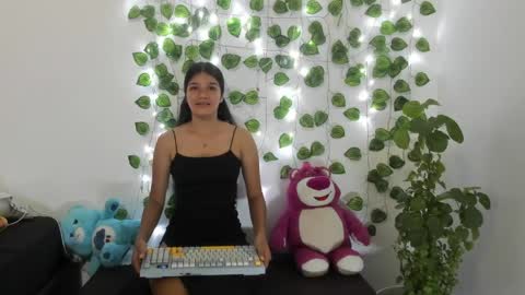 Snapshot of shy_brunnette chatting on May 14, 2026, 1:51 pm Canela online show from May 14, 2026, 1:51 pm