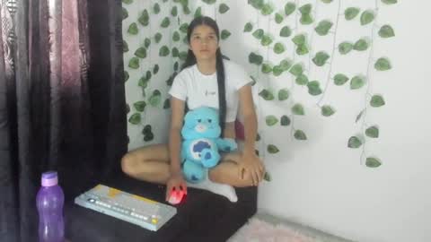 Snapshot of shy_brunnette chatting on May 15, 2026, 1:29 pm Canela online show from May 15, 2026, 1:29 pm