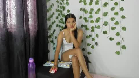 Snapshot of shy_brunnette chatting on May 17, 2026, 1:29 pm Canela online show from May 17, 2026, 1:29 pm