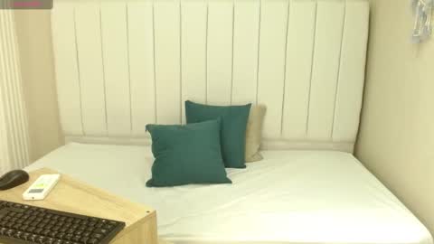 Sienna online show from September 25, 2025, 1:48 pm