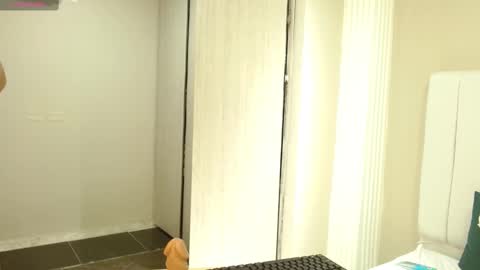 Sienna online show from October 11, 2025, 1:42 pm