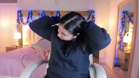 Sienna  online show from December 5, 2025, 11:30 am