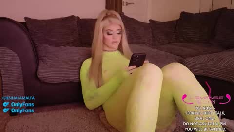 Sienna La Malfa online show from October 16, 2025, 1:23 pm