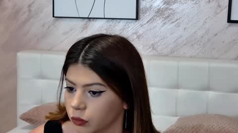 Snapshot of sierra_halle chatting on February 4, 2025, 12:08 am SIERRA online show from February 4, 2025, 12:08 am