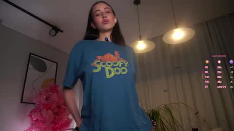 Snapshot of signehinz chatting on November 6, 2025, 11:22 am Eva online show from November 6, 2025, 11:22 am