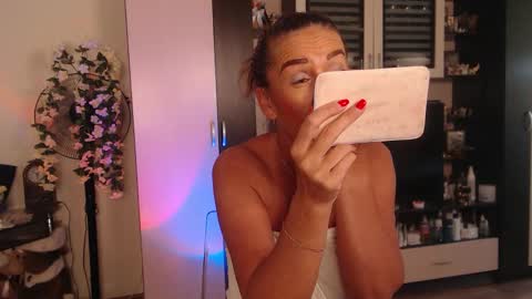 silenaa_sloussen online show from September 30, 2025, 5:12 am