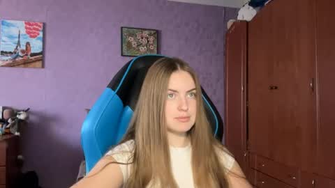 Snapshot of silksinner_ chatting on April 17, 2026, 7:55 am Erica online show from April 17, 2026, 7:55 am