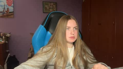 Snapshot of silksinner_ chatting on April 26, 2026, 6:38 pm Erica online show from April 26, 2026, 6:38 pm