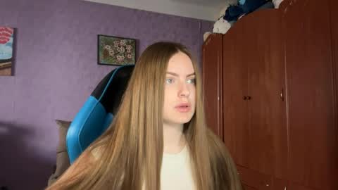 Snapshot of silksinner_ chatting on April 27, 2026, 11:19 am Erica online show from April 27, 2026, 11:19 am