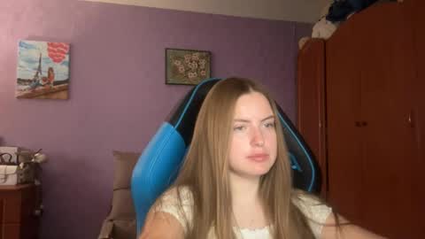 Snapshot of silksinner_ chatting on May 18, 2026, 7:36 am Erica online show from May 18, 2026, 7:36 am